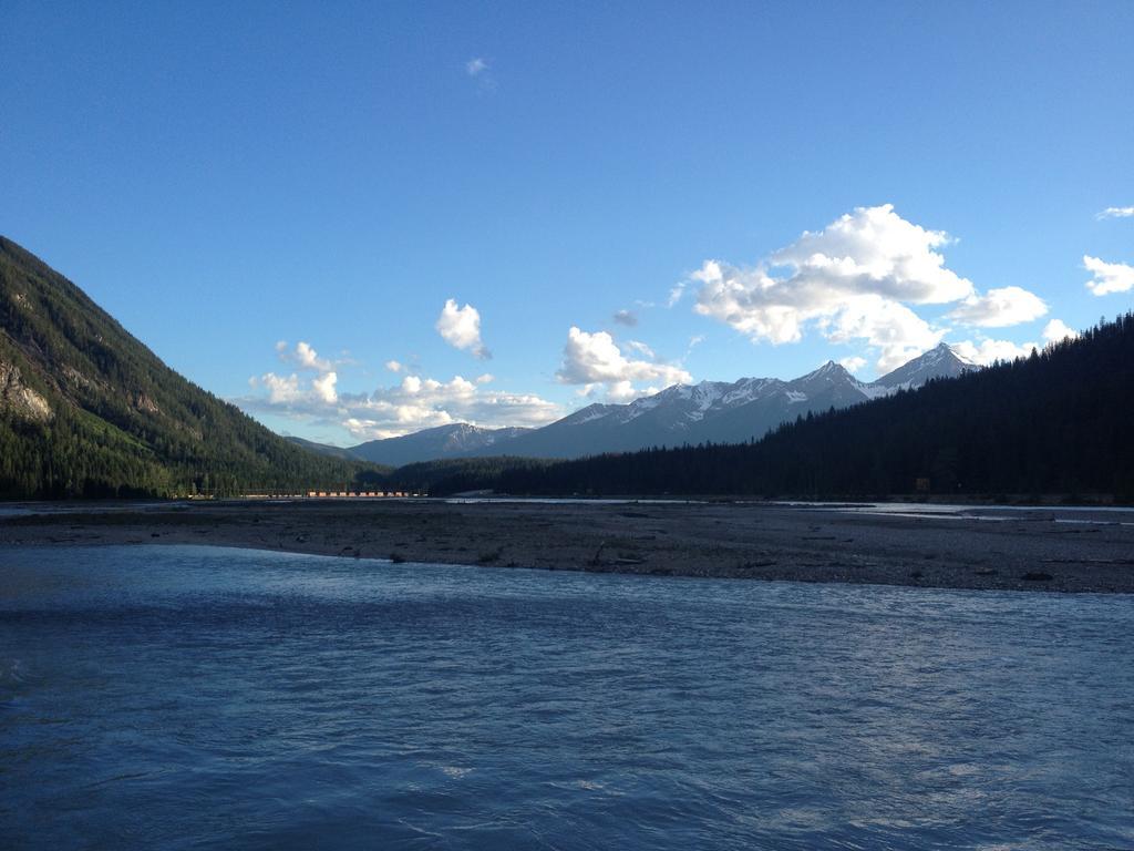 Canadian Rockies Inn - Adults Only Field Exterior foto