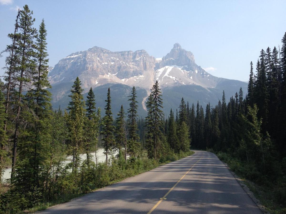 Canadian Rockies Inn - Adults Only Field Exterior foto